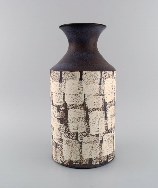 Mari Simmulson (1911-2000) for Upsala-Ekeby.  Stor vase i håndmalet og glaseret 
keramik. 1960