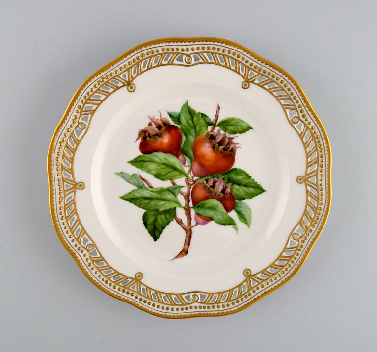 Royal Copenhagen Flora Danica frugttallerken i gennembrudt porcelæn med 
håndmalede bær og gulddekoration. Modelnummer 429/3584. Dateret 1968.
