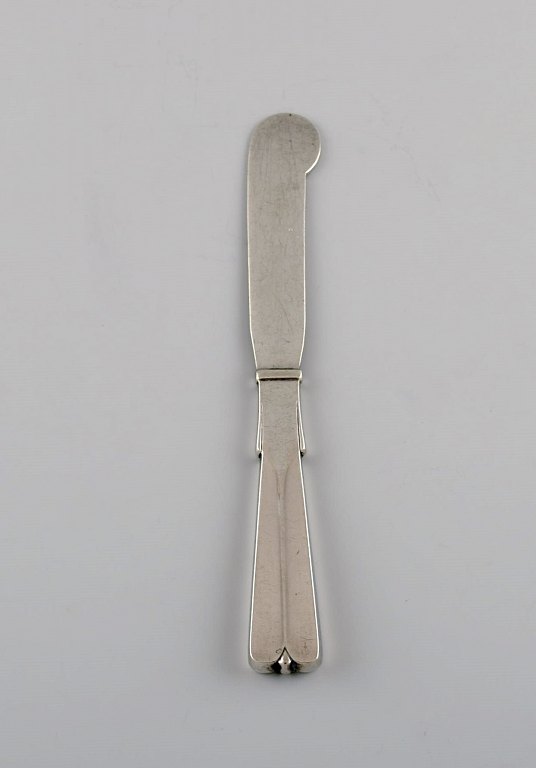 Hans Hansen sølvtøj Arvesølv nr. 7. Art deco smørkniv i tretårnet sølv. Dateret 
1934.
