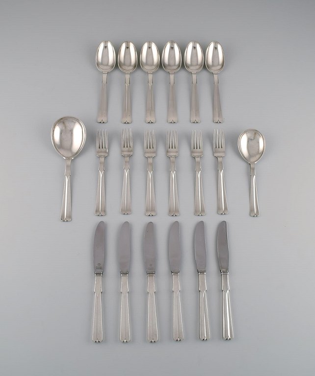 Hans Hansen silverware no. 7. Art deco dinner service in silver (830) for six 
people. 1930s.
