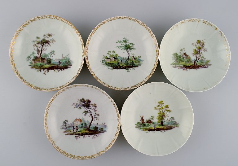 Fem antikke Royal Copenhagen porcelænsskåle med håndmalede landskaber og gulddekoration. Museumskvalitet. Tidligt 1800-tallet. 