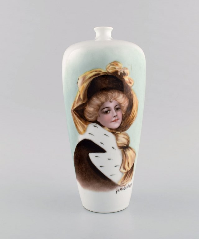 H. Hedenborg for Rosenthal. Antique vase in hand-painted porcelain with female 
portrait. Approx. 1900.

