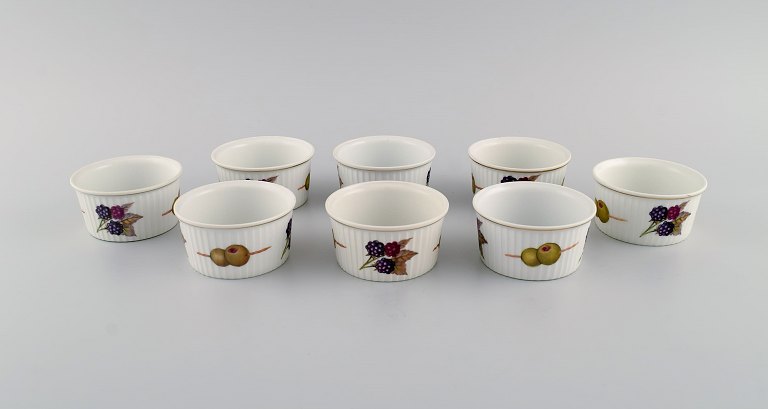 Royal Worcester, England. Eight small Evesham porcelain bowls decorated with 
fruits and gold rim. 1980s.
