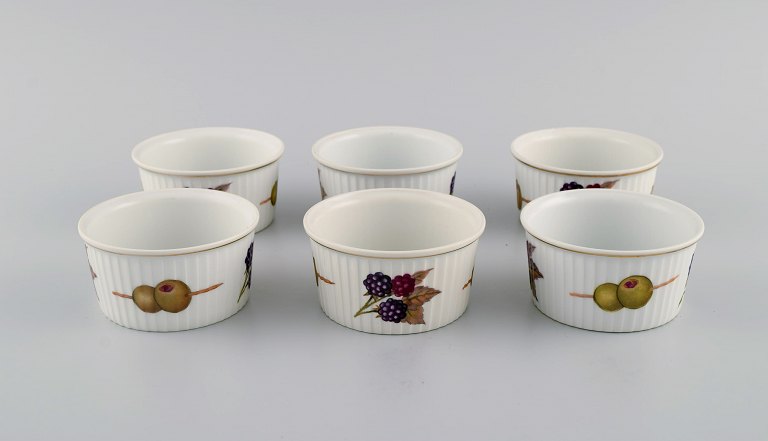 Royal Worcester, England. Seks små Evesham porcelænsskåle dekoreret med frugter 
og guldkant. 1980