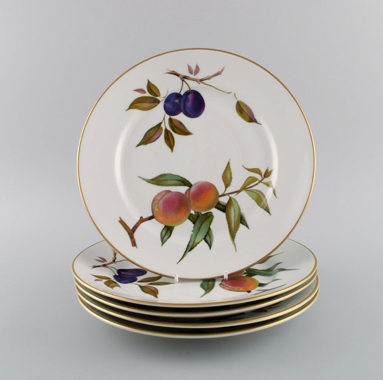 Royal Worcester, England. Fem Evesham middagstallerkener i porcelæn dekoreret 
med frugter og guldkant. 1980