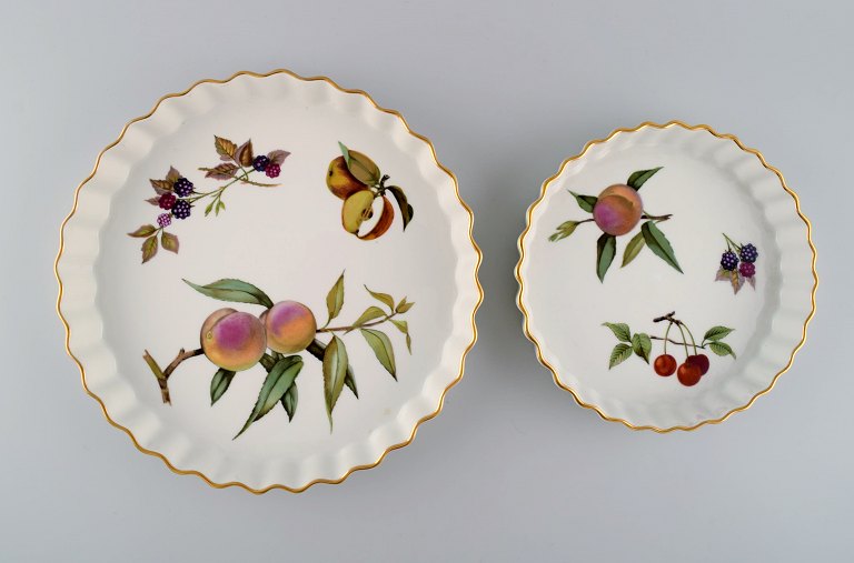 Royal Worcester, England. To Evesham tærtefade i porcelæn dekoreret med frugter 
og guldkant. 1980