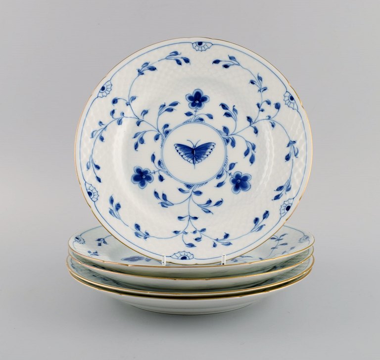 Fem Bing & Grøndahl Sommerfugl frokosttallerkener i håndmalet porcelæn med 
guldkant. Modelnummer 26. Midt 1900-tallet.
