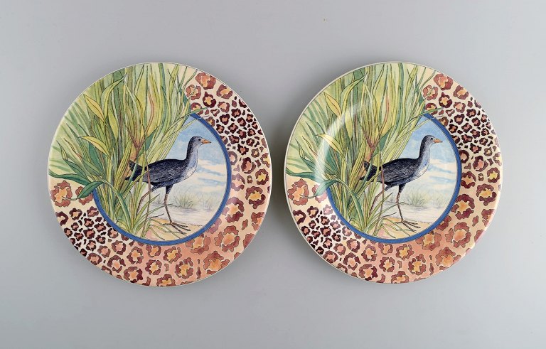 Gien, Frankrig. To Savane porcelænstallerkener med håndmalede eksotiske fugle. Sent 1900-tallet.