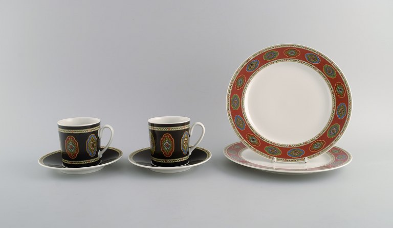 Nina Campbell for Rosenthal. Belgravia kaffeservice til to personer i porcelæn 
dekoreret med blomster og bladværk. Sent 1900-tallet.
