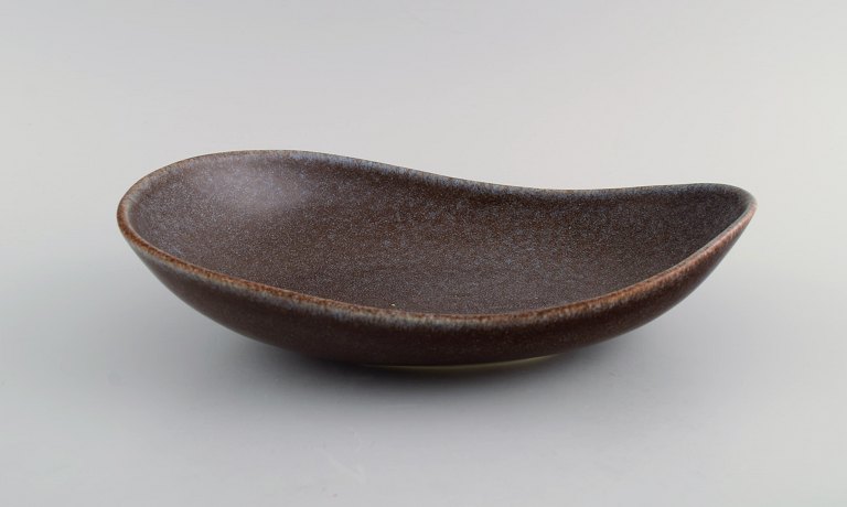 Carl Harry Stålhane (1920-1990) for Rörstrand. Organically shaped bowl in glazed 
ceramics. Beautiful speckled glaze. Mid-20th century.
