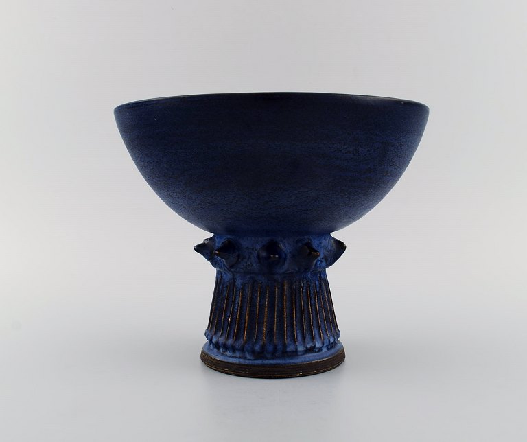 Irma Yourstone (1911-1988), Sweden. Bowl on foot in glazed stoneware. Beautiful 
glaze in deep blue shades. 1960s.
