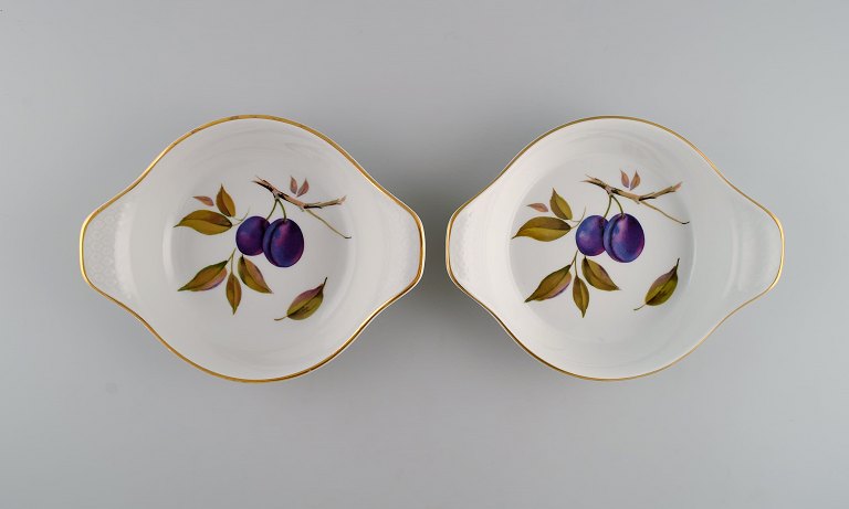 Royal Worcester, England. A pair of Evesham porcelain serving bowls decorated 
with fruits and gold rim. 1960/70s.
