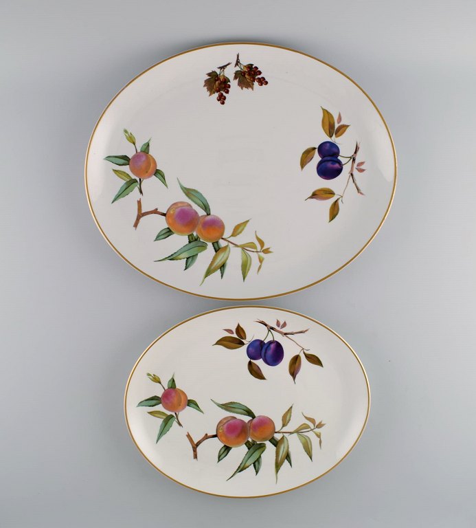 Royal Worcester, England. To Evesham serveringsfade i porcelæn dekoreret med 
frugter og guldkant. 1960/70