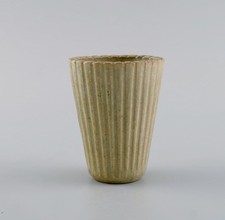 Arne Bang (1901-1983), Danmark. Vase i glaseret keramik. Rillet korpus og smuk glasur i sandnuancer. Midt 1900-tallet
