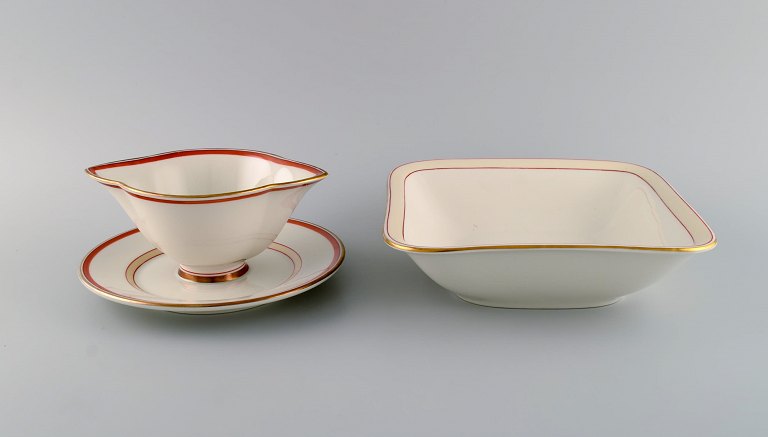 Christian Joachim for Royal Copenhagen. "Det spanske stel". Skål og sovsekande i 
håndmalet porcelæn. Produceret fra 1931-1970.
