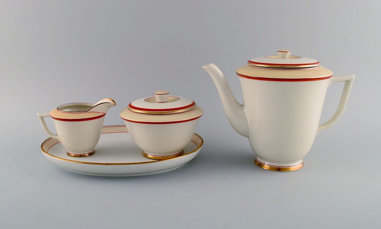 Christian Joachim for Royal Copenhagen. "Det spanske stel". Kaffekande med 
sukkerskål og flødekande på serveringsbakke . Produceret fra  1931-1970.
