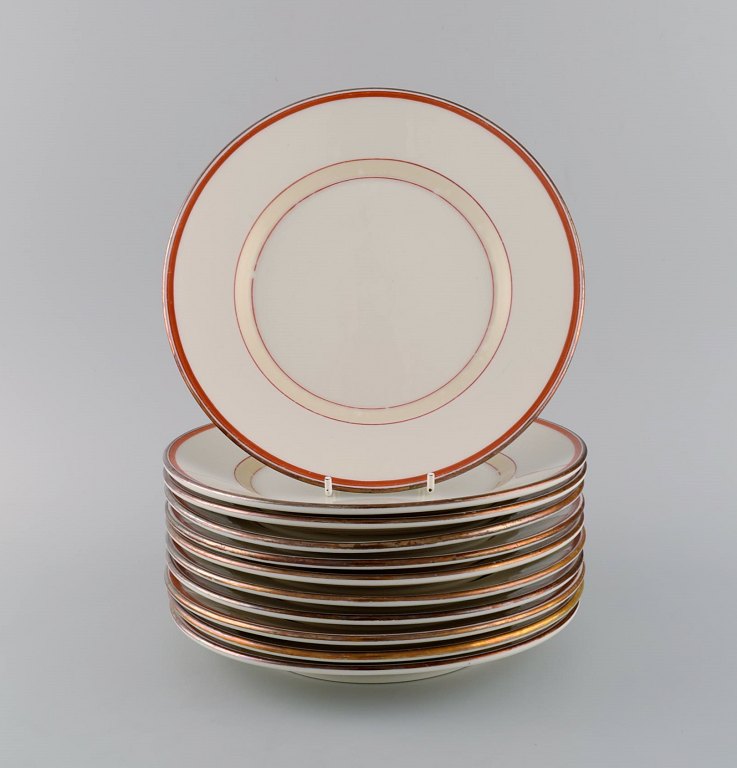 Christian Joachim for Royal Copenhagen. "Det spanske stel". 11 
frokosttallerkener i håndmalet porcelæn. Produceret fra  1931-1970.
