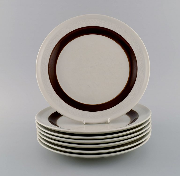 Olle Alberius for Rörstrand. Seven Forma dinner plates in glazed stoneware. 
Dated 1967-1981.
