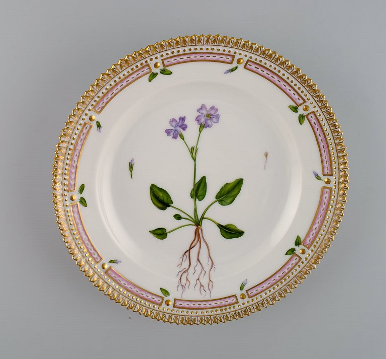 Royal Copenhagen Flora Danica salattallerken i håndmalet porcelæn med blomster 
og gulddekoration. Modelnummer 20/3573.  
