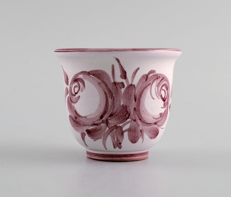 Bjørn Wiinblad (1918-2006), Danmark. Lille unika skål / vase i keramik med 
håndmalede lyserøde blomster. 1970