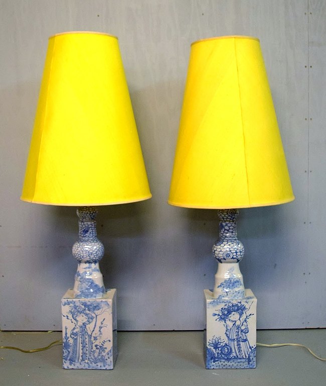 Bjørn Wiinblad (1918-2006), Danmark. To kolossale unika gulvlamper i blåglaseret keramik, dekoreret med unge kvinder omkranset af blomster ornamentik. Originale gule skærme. Dateret 1978.