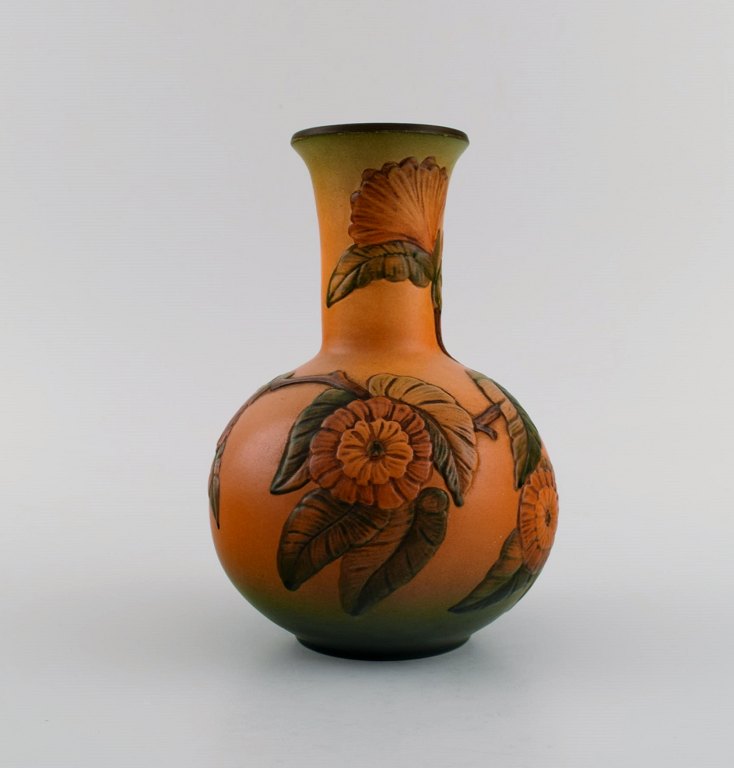 Ipsens enke, Danmark. Art nouveau vase i håndmalet keramik med blomster og 
bladværk i relief. 1920/30