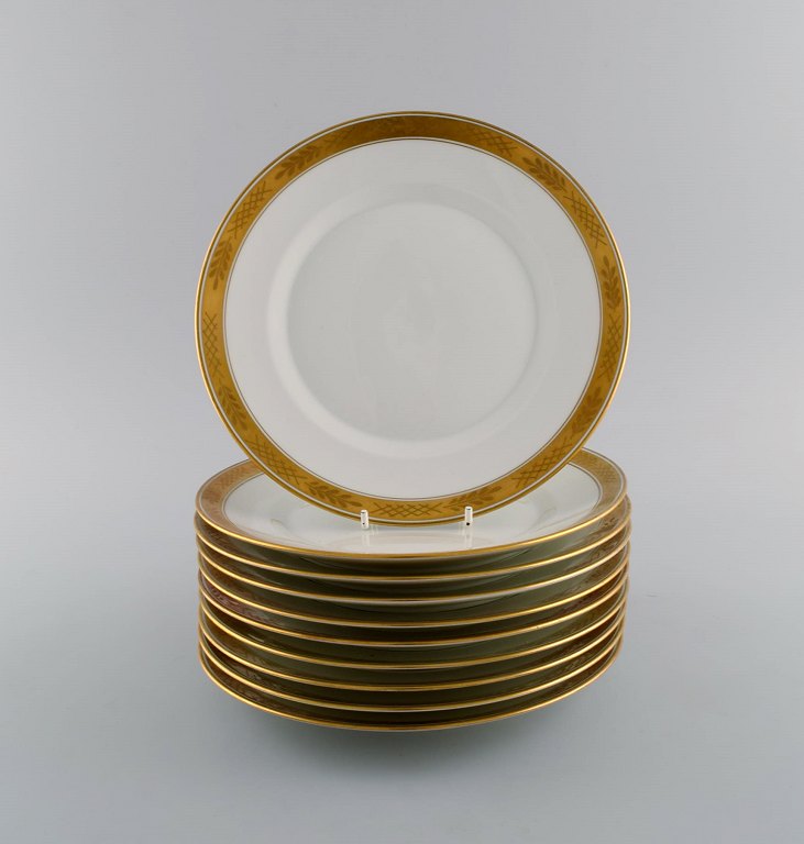 Royal Copenhagen stel nr. 607. 10 frokosttallerkener i porcelæn. Guldkant med 
bladværk. Modelnummer 607/9589. 
