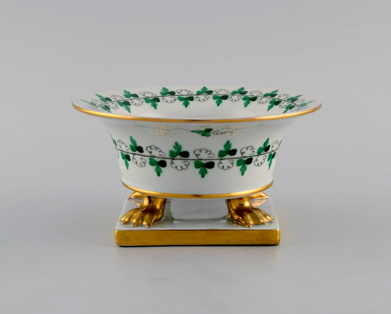 Herend skål på fødder i håndmalet porcelæn med gulddekoration. Midt 1900-tallet.
