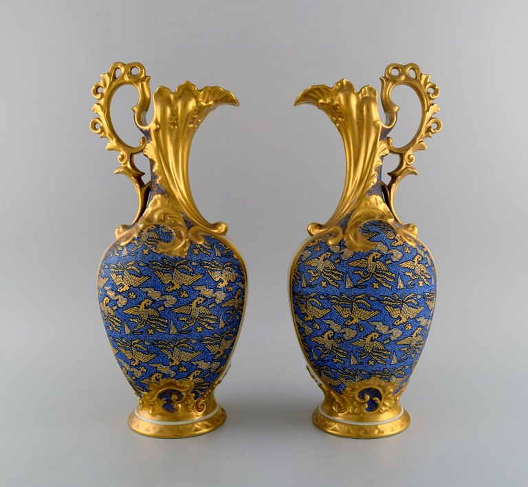 Limoges, Perlam France. Two large jugs in hand-painted porcelain decorated with 
gold leaf. 1930s.
