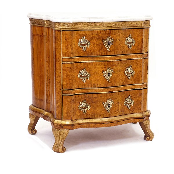 Elm wood veneered Baroque chest of drawers, gilt, with marble top. Denmark or 
Northgermany circa 1750. H: 80cm. Top: 80x46cm