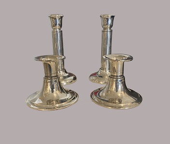 2 sæt lysestager i sølvDet lille Grann og LaglyeLille sæt 830 S, det store 925 SDet lille 1450 KR., Det store 2.500 KR.