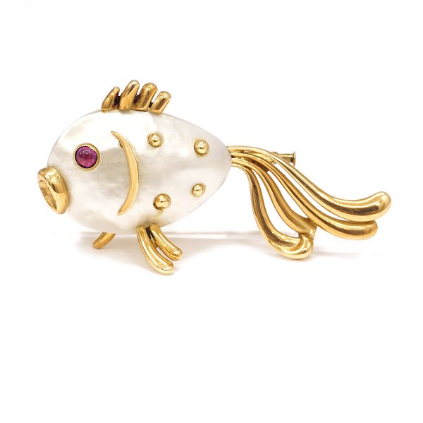 14kt gold and mother of pearl brooch in the shape of a fish. Size: 45x23mm