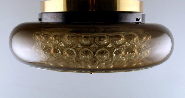 Carl Fagerlund for Orrefors. "Bubblan" loftslampe i røgfarvet og klart 
kunstglas. Messing montering. Svensk design, 1970