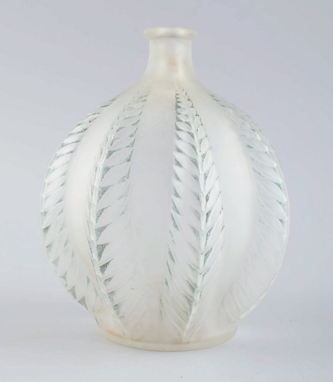 Early René Lalique, Malines vase in clear art glass in green model.
Model No. 957.
Signed "R. Lalique, France"