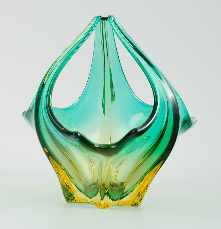 Murano bowl in mouth-blown art glass.
Green and yellow shades.