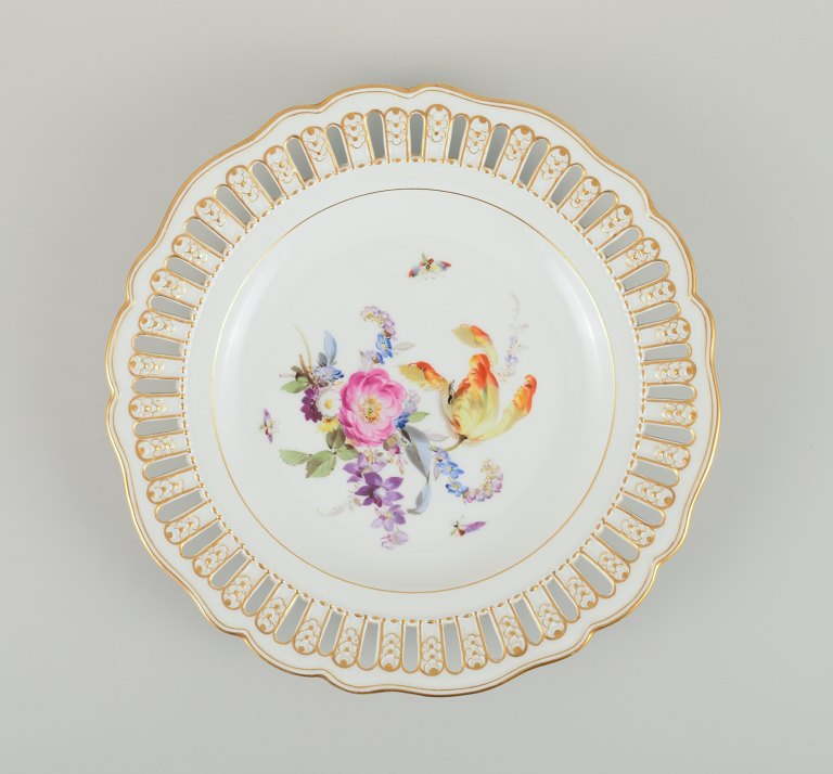 Antik Meissen gennembrudt tallerken i håndmalet porcelæn med blomster og 
gulddekoration. Sent 1800tallet.