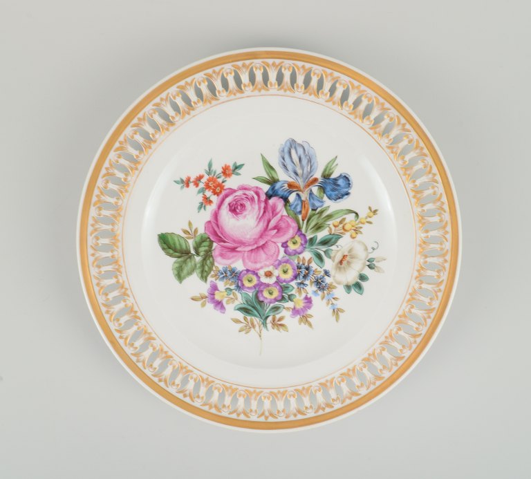 Antik Meissen gennembrudt tallerken i håndmalet porcelæn med blomster og 
gulddekoration. Sent 1800tallet.