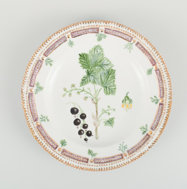 Royal Copenhagen Flora Danica dinner plate in hand-painted porcelain with 
flowers, blackcurrant and gold decoration. Dated 1949.