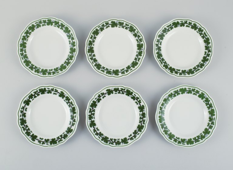 Six Meissen Green Ivy Vine dinner plates in hand-painted porcelain.
1940s.
