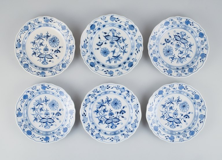 Seks antikke Meissen Løgmønstret frokosttallerkener i håndmalet porcelæn.
