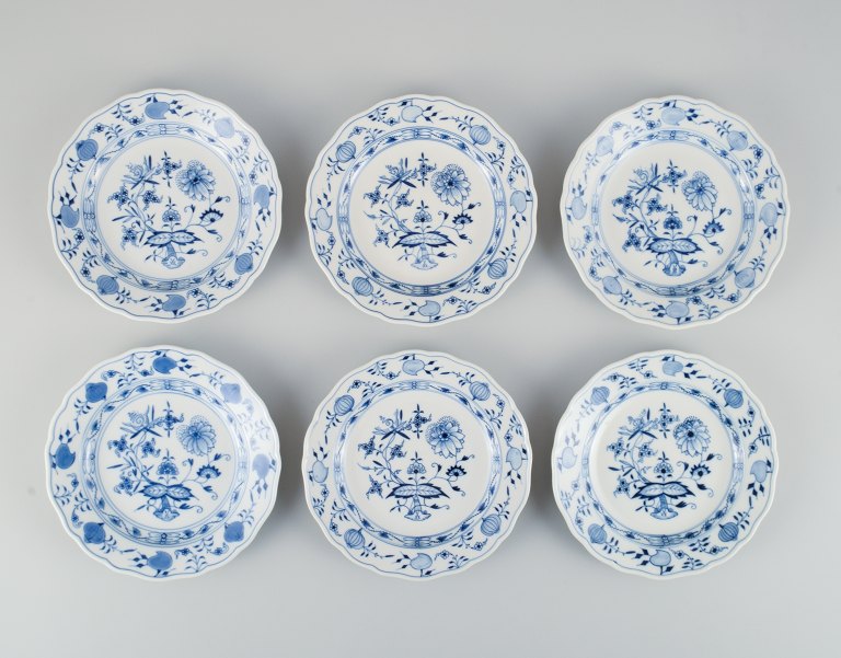 Seks små antikke Meissen Løgmønstret frokosttallerkener i håndmalet porcelæn.