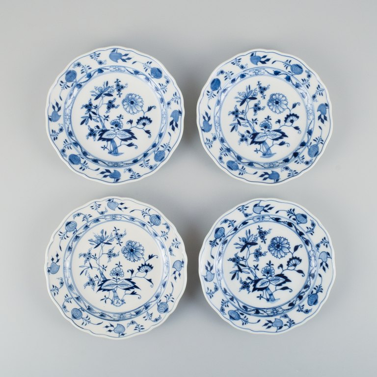 Fire små antikke Meissen Løgmønstret frokosttallerkener i håndmalet porcelæn.