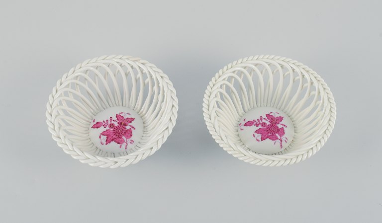 Herend pink Chinese Bouquet, two small bowls with wickerwork in hand-painted 
porcelain.