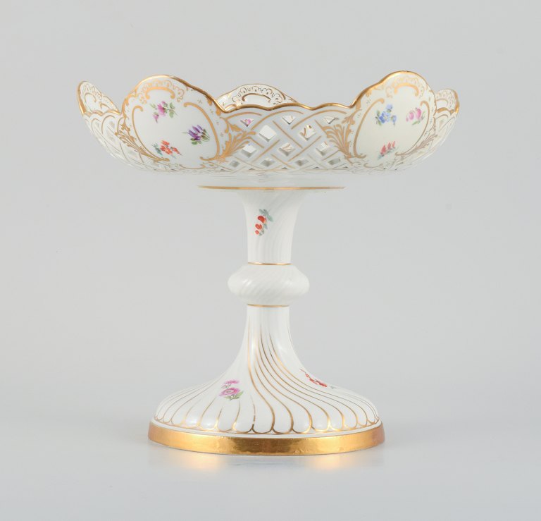 Large Meissen openwork compote decorated with polychrome flowers.
Approx. 1900.