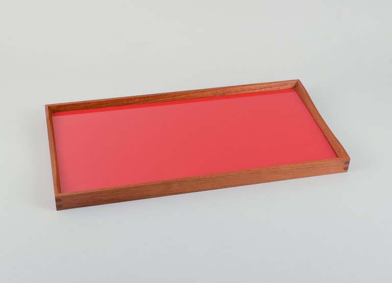 Finn Juhl, Turning Tray, bakke af teak med sort/rød laminat.
Udført hos Architectmade.