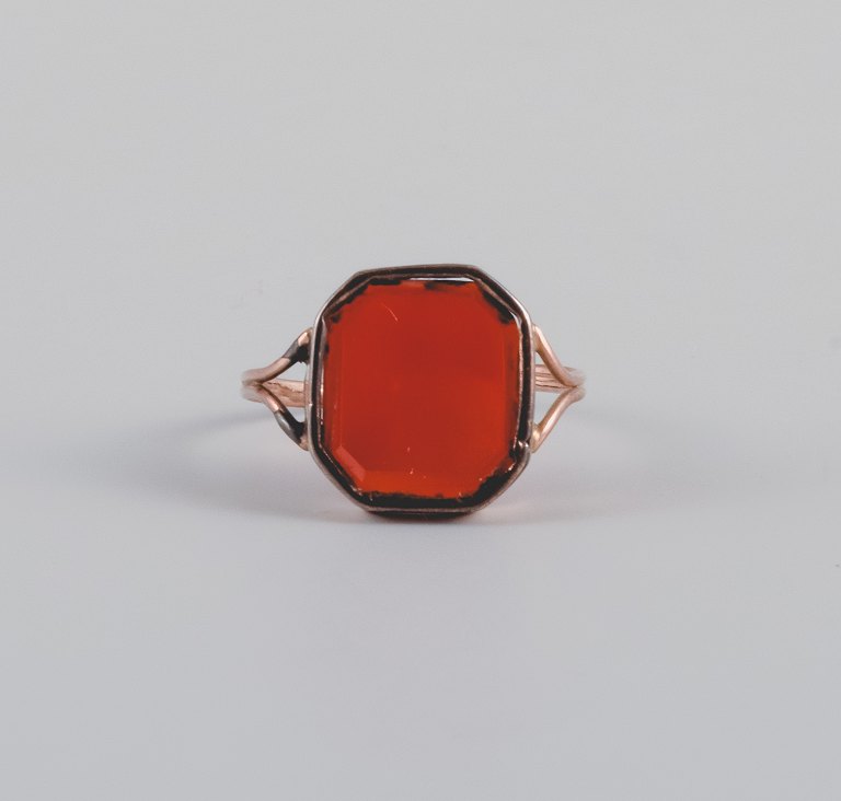 Danish goldsmith, older gold ring measured at 18 carats, 1920/30s, decorated 
with red semi-precious stones.