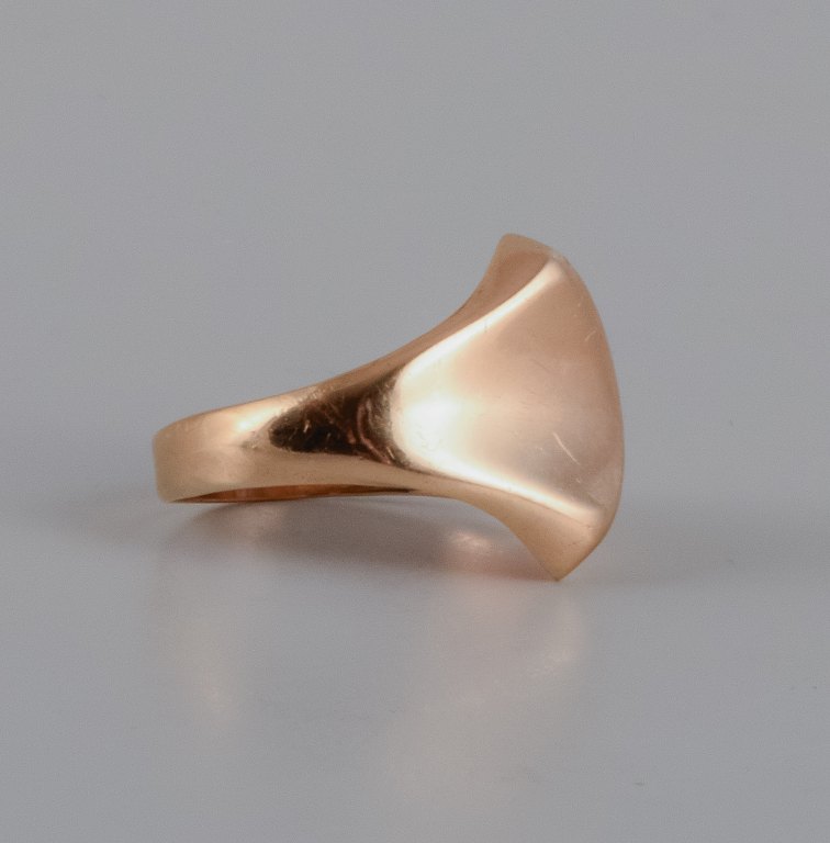 Dansk guldsmed, 18 karat, modernistisk guldring, stemplet med guldsmedens initialer, stemplet 750. Ca. 1960erne