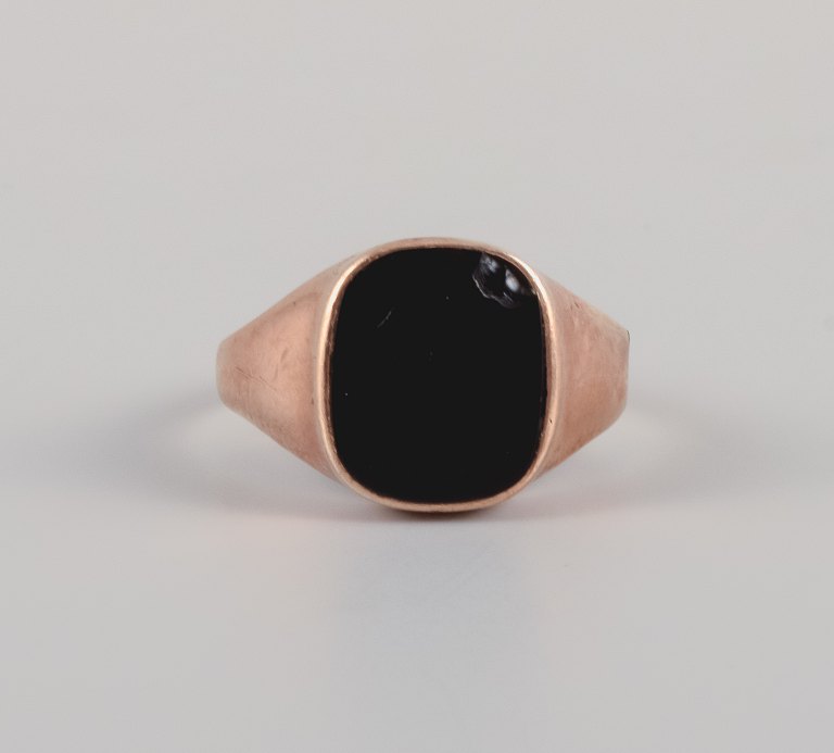 Gold ring with black stone, approx. 1950s. Danish goldsmith.
Stamped "P.NY".