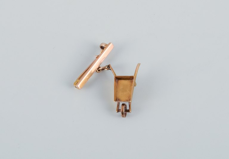 Charm in the form of a wheelbarrow, unknown jeweler.