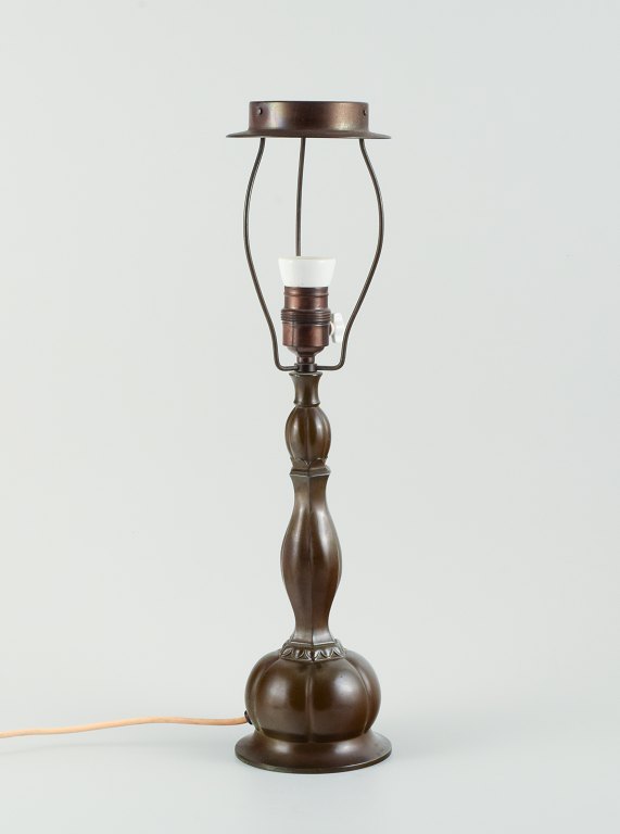 Just Andersen (1884-1943). Bordlampe af patineret diskometal.